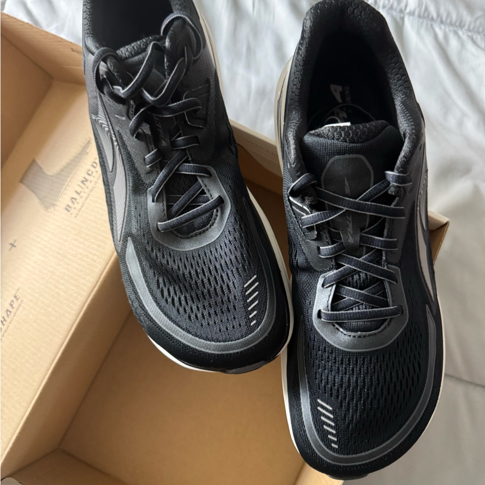 Altra Men's Black Size 10.5.  Athletic Shoes / comfortable Sneakers